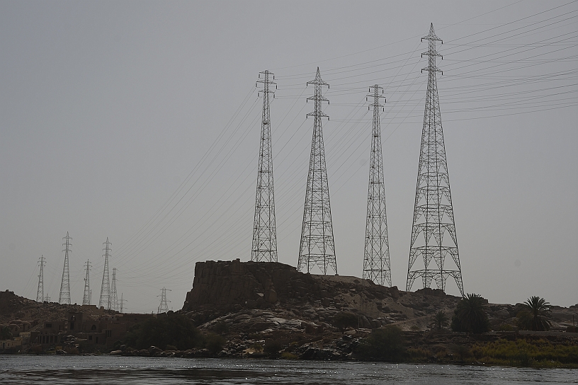 47 MAK_6631.jpg - Siamo vicinissimi alla diga Nasser di Assuan e il panorama comprende molti tralicci, perchè uno dei principali scopi della diga è produrre energia elettrica e quindi va trasportata in tutto il Paese.